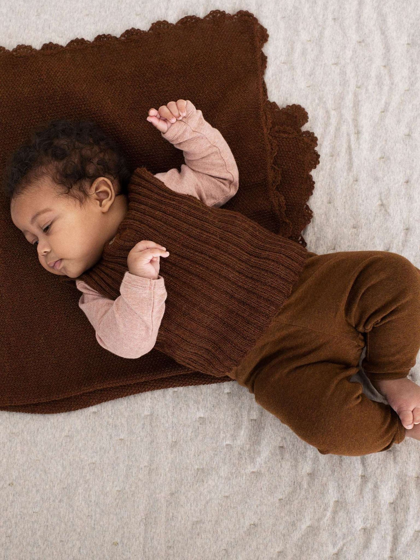 Weiche Weste von Serendipity aus 100% Baby-Alpaka-Wolle. Es hat einen schönen Perlmuttknopf vorne am Hals und eine schmale Passform. Perfekt, um die Kleinen warm und bequem zu halten.