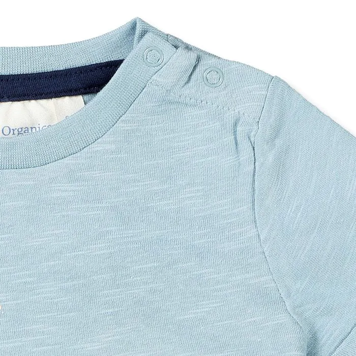 ODO Babyshirt – Dusty Blue mit Camel-Print aus Bio-Baumwolle - Sense Organics