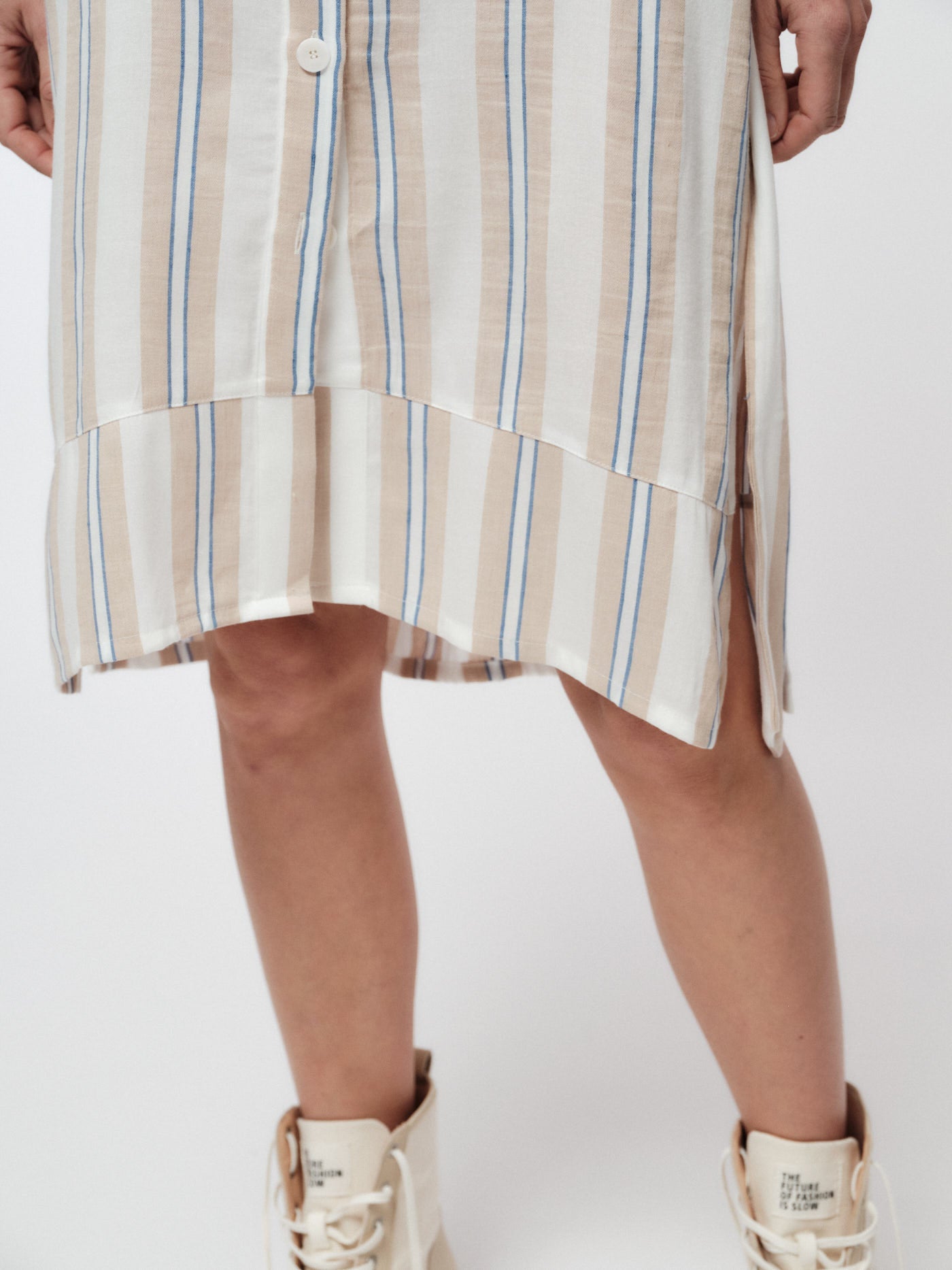 Veganes Hemdblusenkleid aus ECOVERO™ Viskose, Leinen & TENCEL™ – tailliert & knöpfbar
