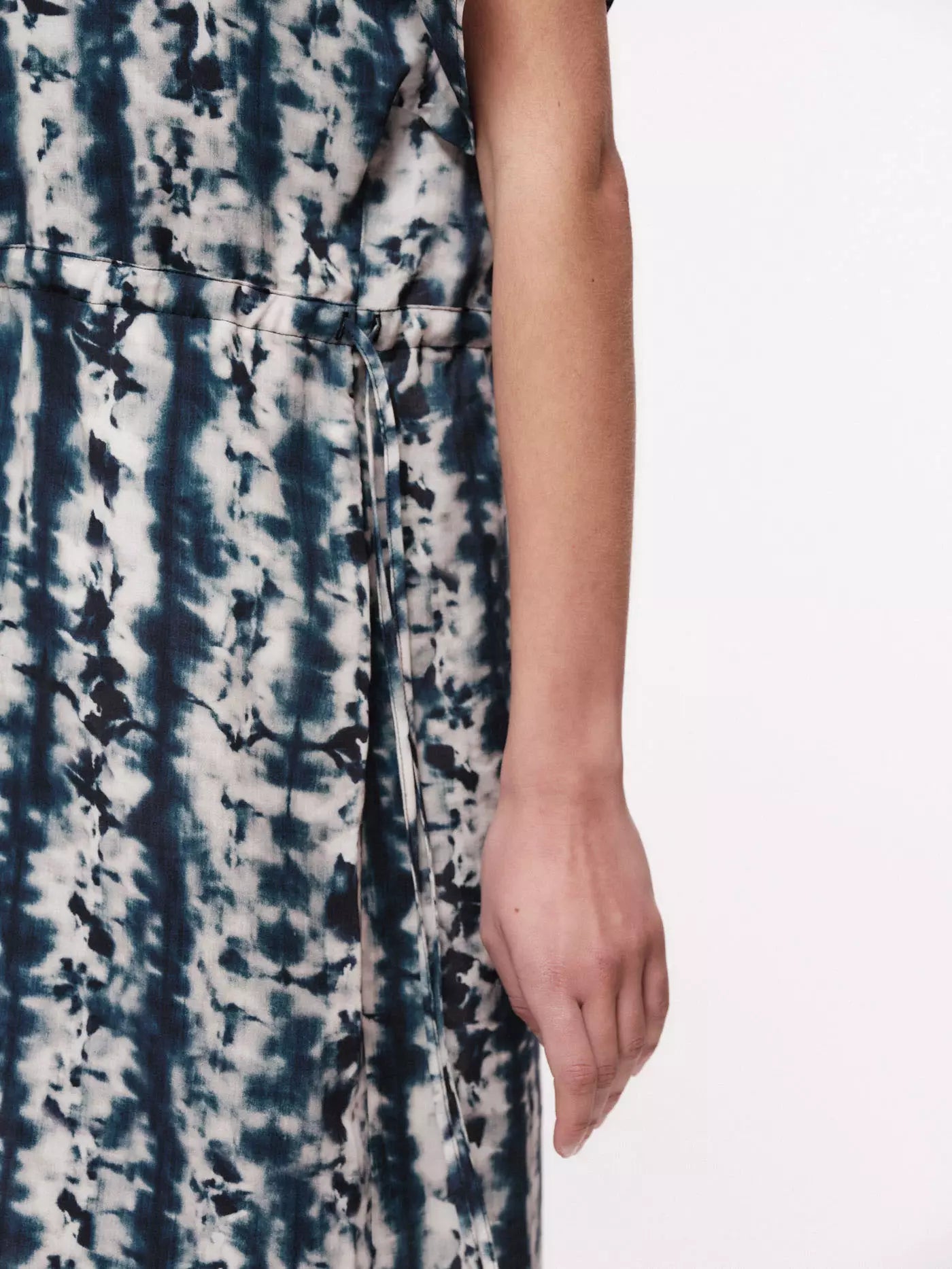 Kurzes Kleid im Kaftan-Stil aus TENCEL™ & Seide – Batikprint, V-Ausschnitt & Bindeband