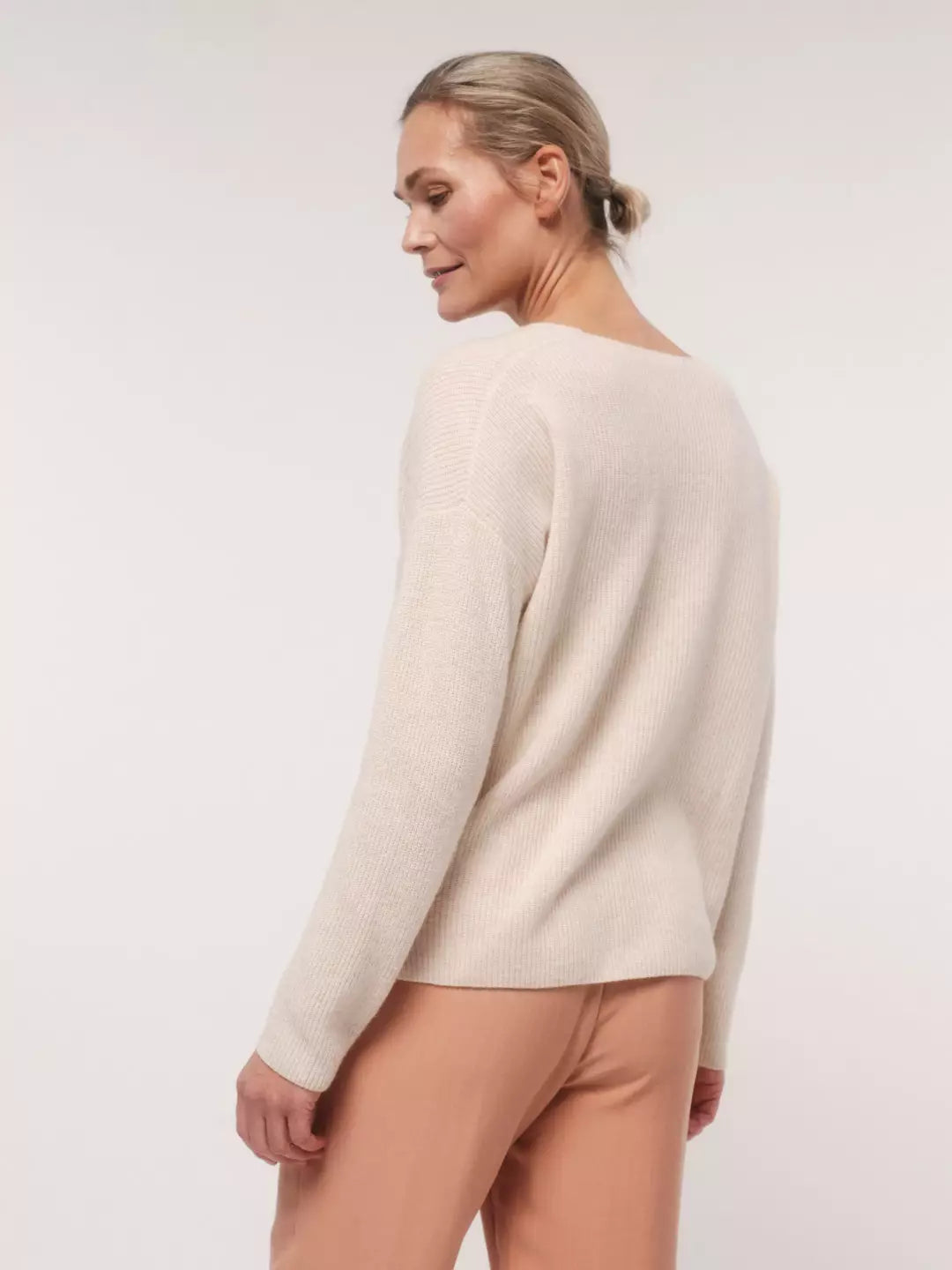 PULLOVER MIT V-AUSSCHNITT