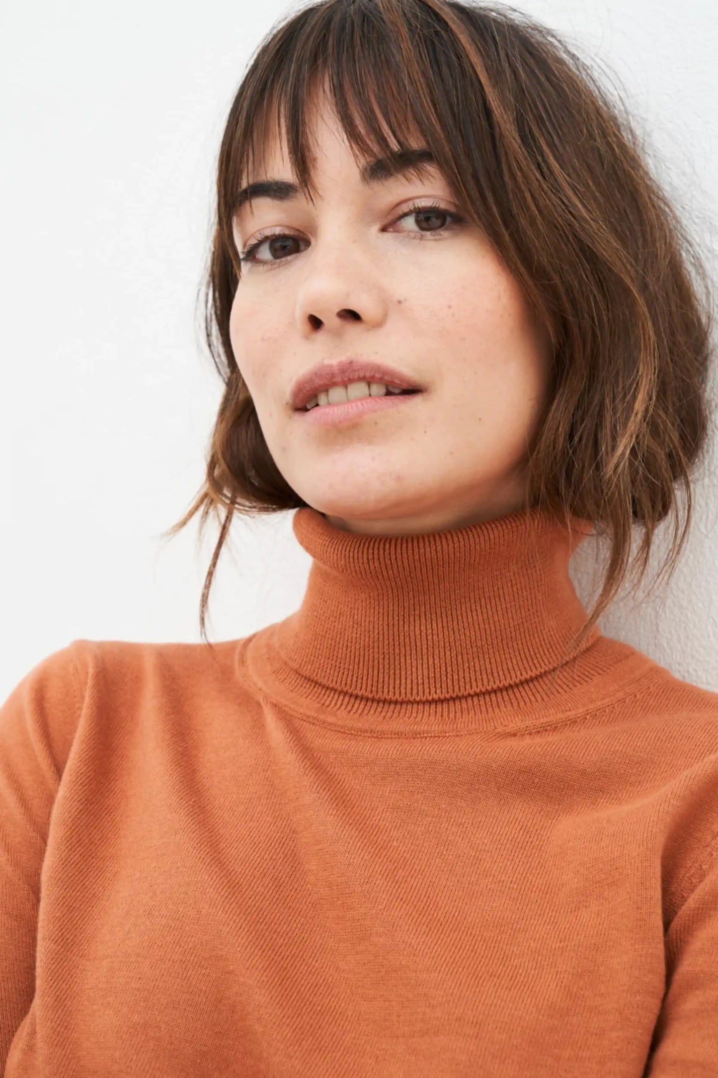 Rachel Turtleneck Damen – eleganter Rollkragenpullover in einem Rostton aus 100 % Bio-Baumwolle | schmale Passform & weich