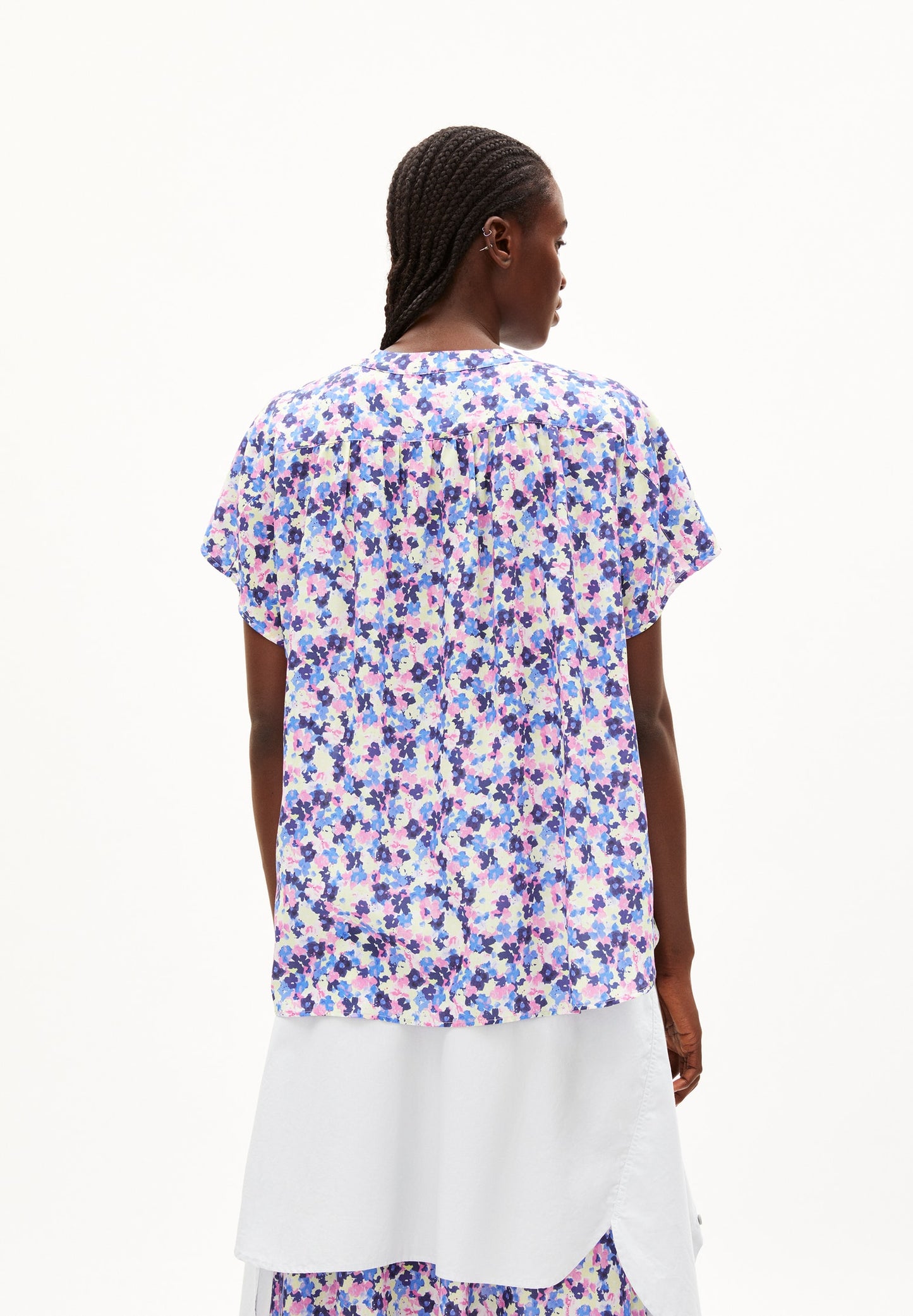 MAAIKE Multi Floral Bluse – Oversize TENCEL™ Sommerbluse mit V-Ausschnitt | Armedangels